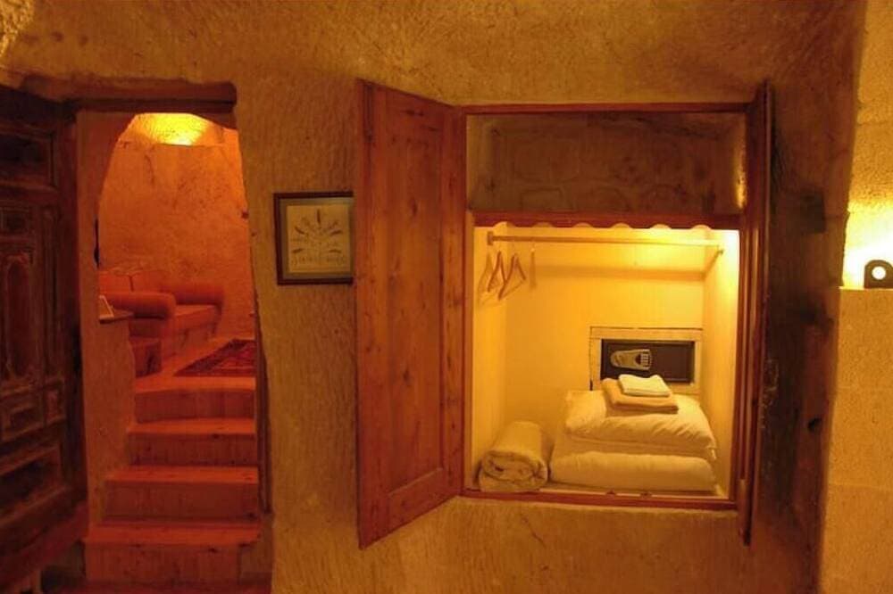 Foto 4 von 25: Anitya Cave House with Turkish Bath – Historic Winery Retreat