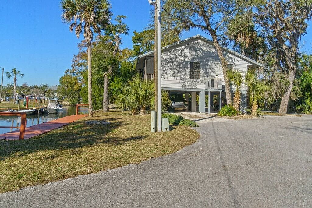 Foto 8 von 23: Manatee Manor. Waterfront, dock, stilted home. Renovated June '23.