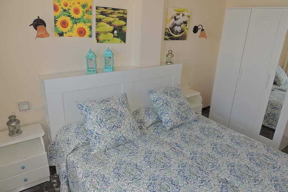 Foto 2 von 30: Romantic Retreat In Prime Position With Stunning Views To Cliffs, Marina & Sea.