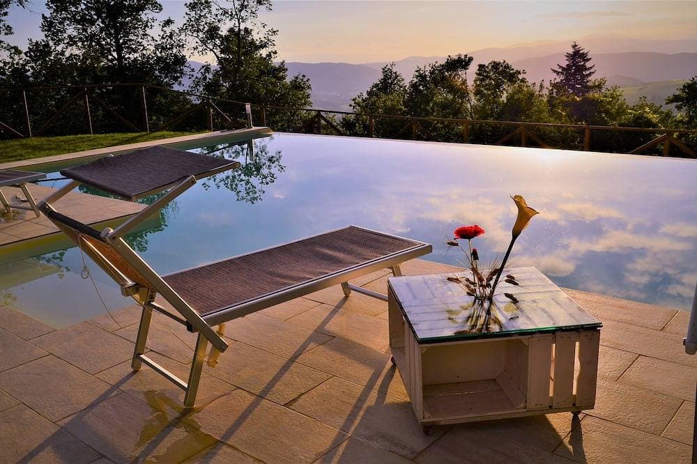 Foto 13 von 30: Toskanische Villa mit Infinity-Salzpool und beheiztem Whirlpool mit atemberaubender Aussicht