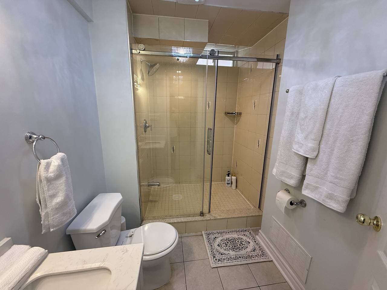 Foto 9 von 15: Ganze Privatsuite, separater Eingang, kostenloser Parkplatz