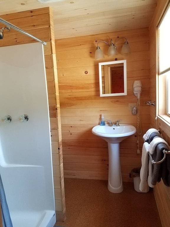 Foto 6 von 23: New Cottage In Town & im Wald mit einem kleinen Bach neben