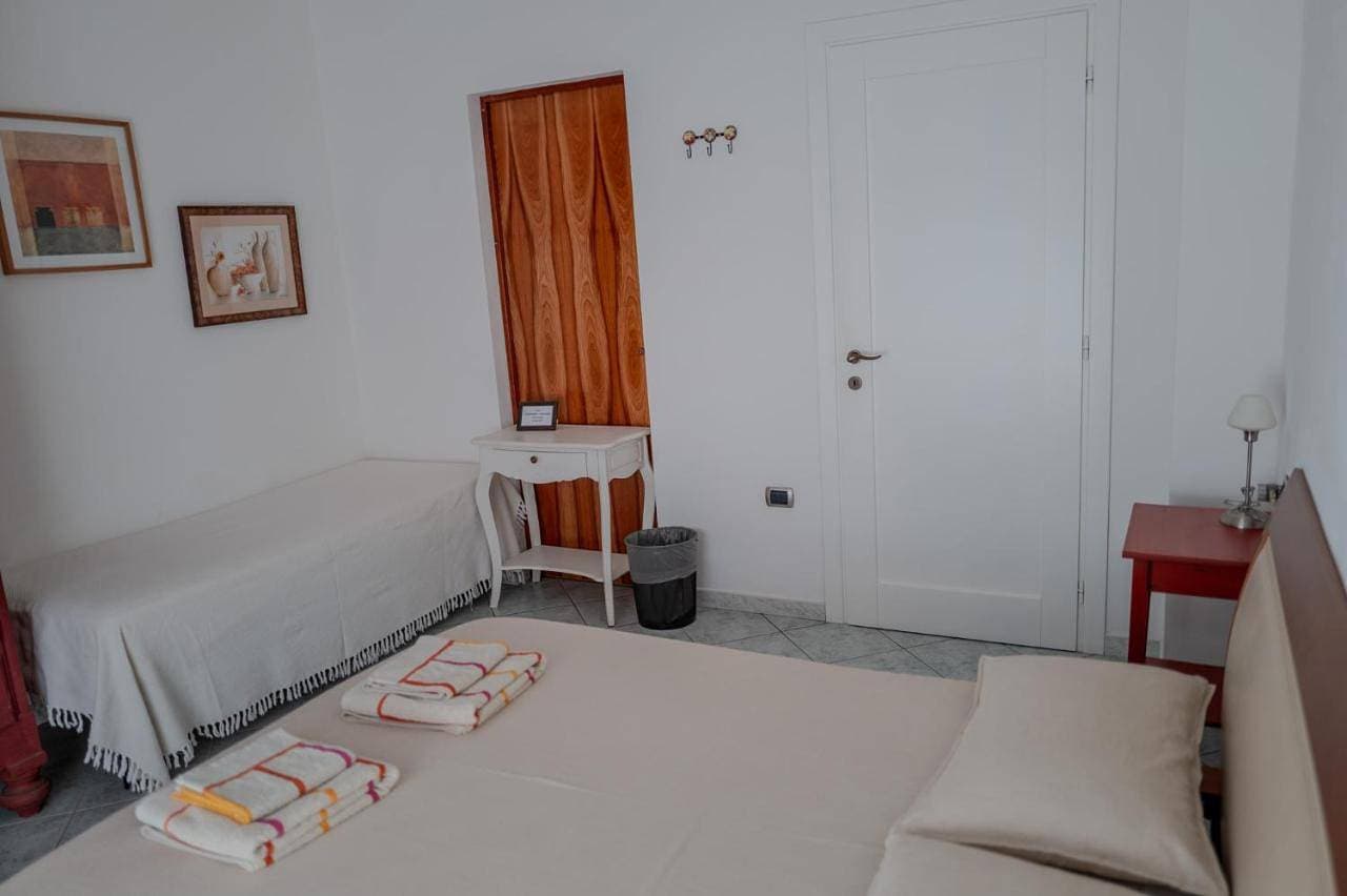 Foto 8 von 10: Triple Room with Private External Bathroom