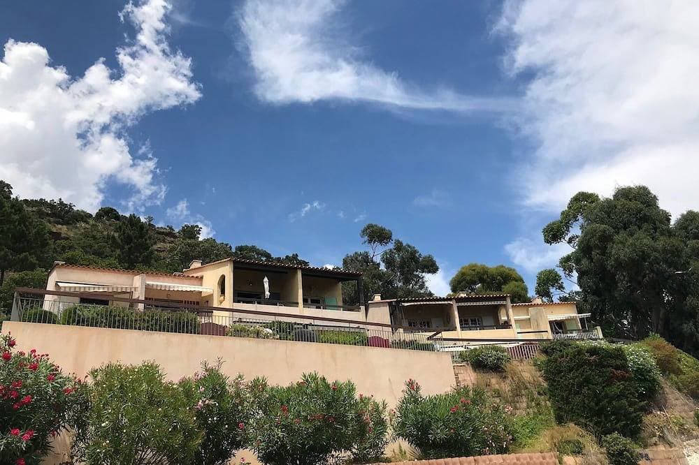 Foto 9 von 30: Möbliert 3 Sterne Golf St Tropez Rayol Canadel Mit Blick auf das Meer mit Pool