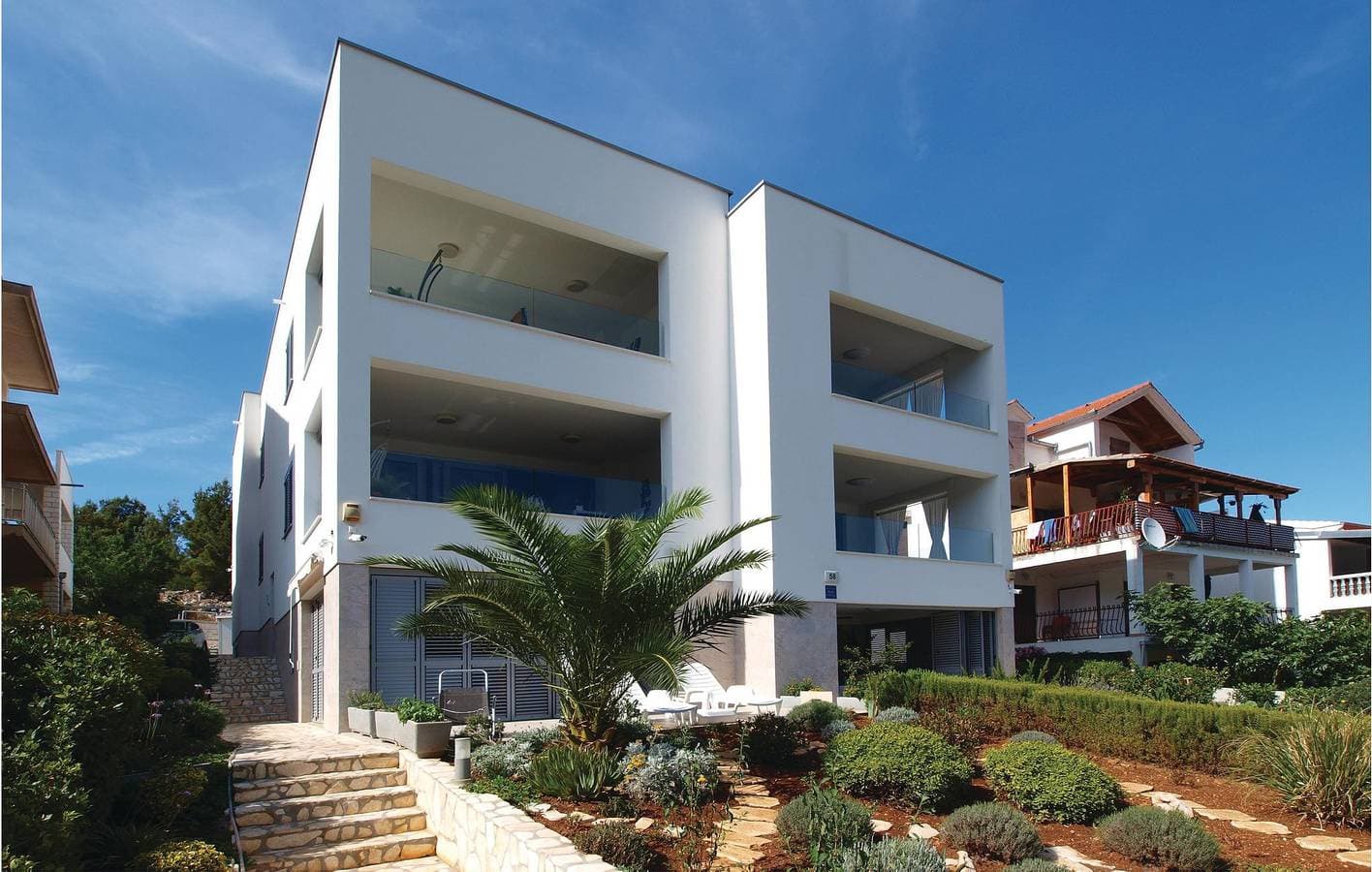 Gemütliche Ferienwohnung mit Meerblick, Terrasse, WLAN und Zugang zum Strand 1
