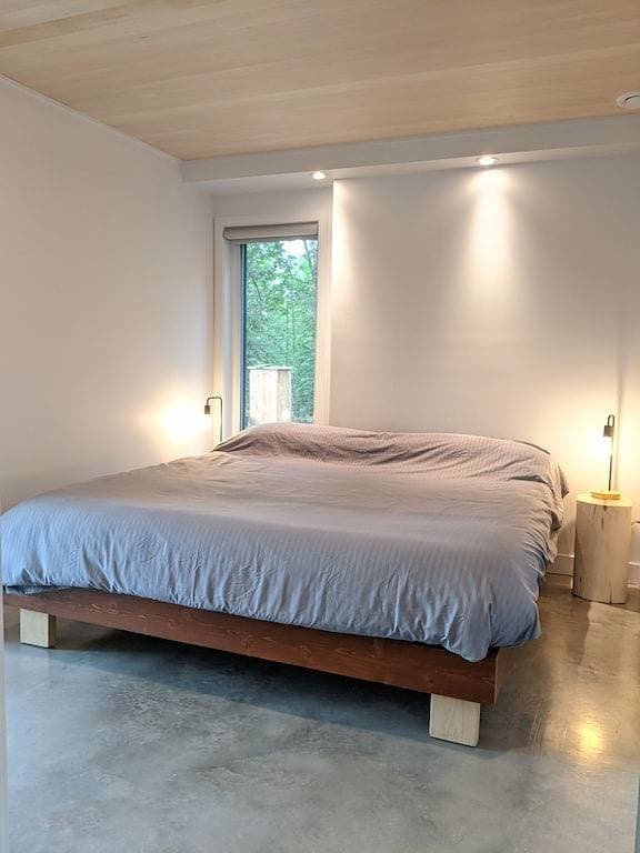 Foto 11 von 32: Le Riverain. Riverfront Modern Cottage.