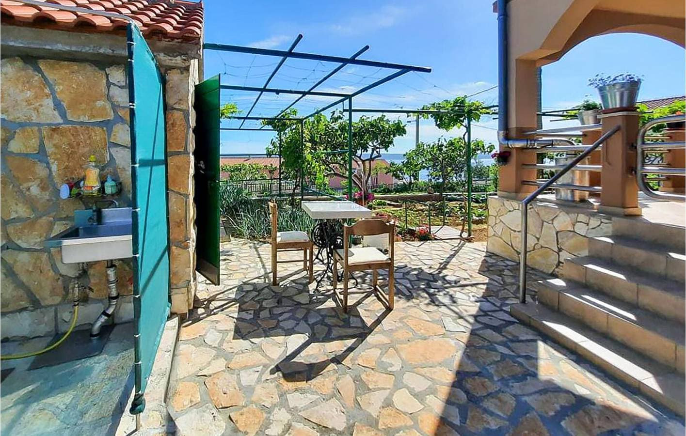 Foto 9 von 29: Gemütliche 1-Zimmer-Wohnung mit Terrasse, WLAN und Parkplatz in der Nähe von Novigradsko Mehr