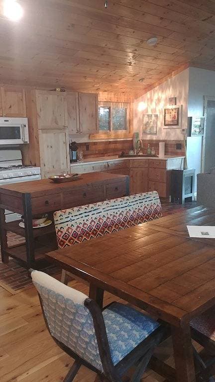 Foto 2 von 22: Lake Front North Shore Cottage.