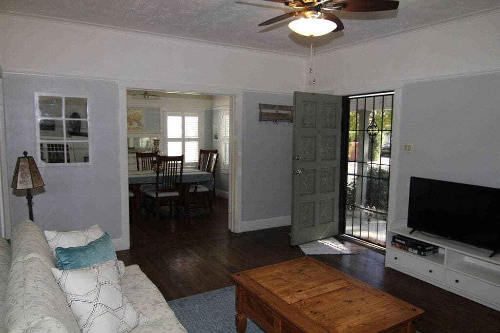 Foto 2 von 53: Charming Two Room Bungalow with Patio and Backyard Near Downtown