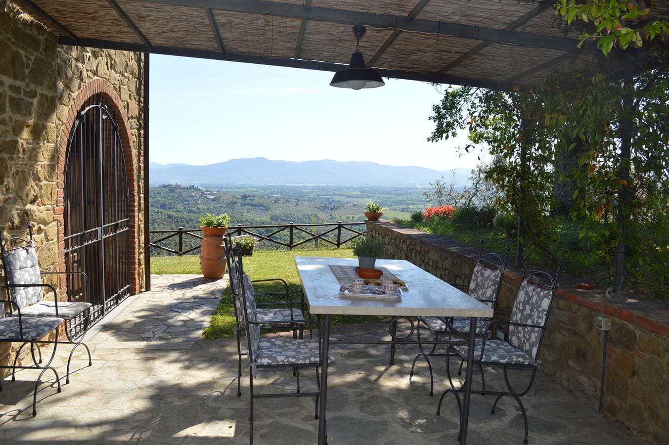 Foto 4 von 30: Villa mit Pool und Garten