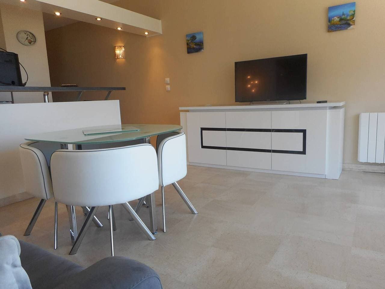 Foto 13 von 14: Apartment mit 2 Zimmern, Balkon, Gartenblick und direktem Meerzugang in Villeneuve-Loubet