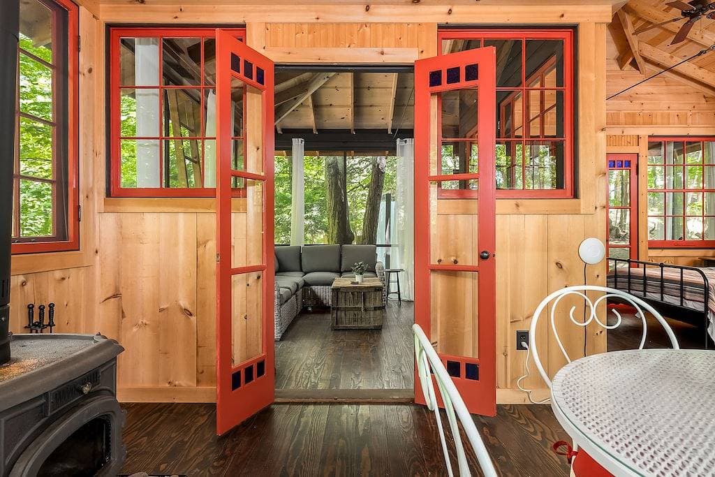 Foto 10 von 16: Treetop Studio on the Dune / Outdoor Shower + Hot Tub / Glamping