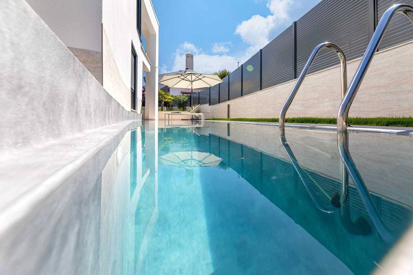 Foto 7 von 50: Moderne Villa Sarah mit beheiztem Pool & Meerblick
