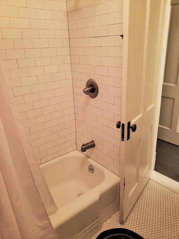 Foto 8 von 25: Spacious Victorian perfect for large groups.  Walk to Main Street!