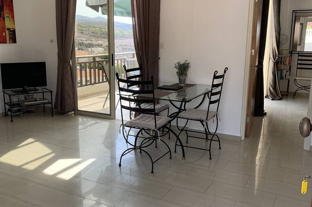 Foto 10 von 11: Amazing panoramic hillside/ocean views, large sunny terrace.