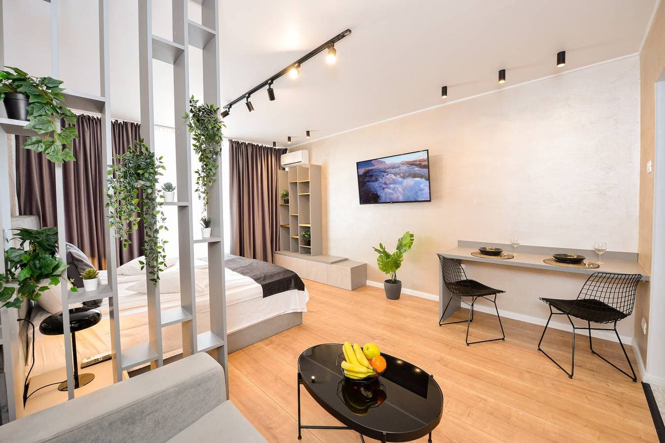 Foto 3 von 16: Park Studio Cismigiu Gardens - Ruhiges Zimmer - Smart-TV