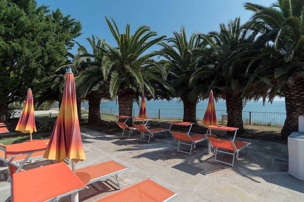 Drei Zimmer auf zwei Etagen, 30 Meter vom Meer mit Solarium und Strand inklusive 1