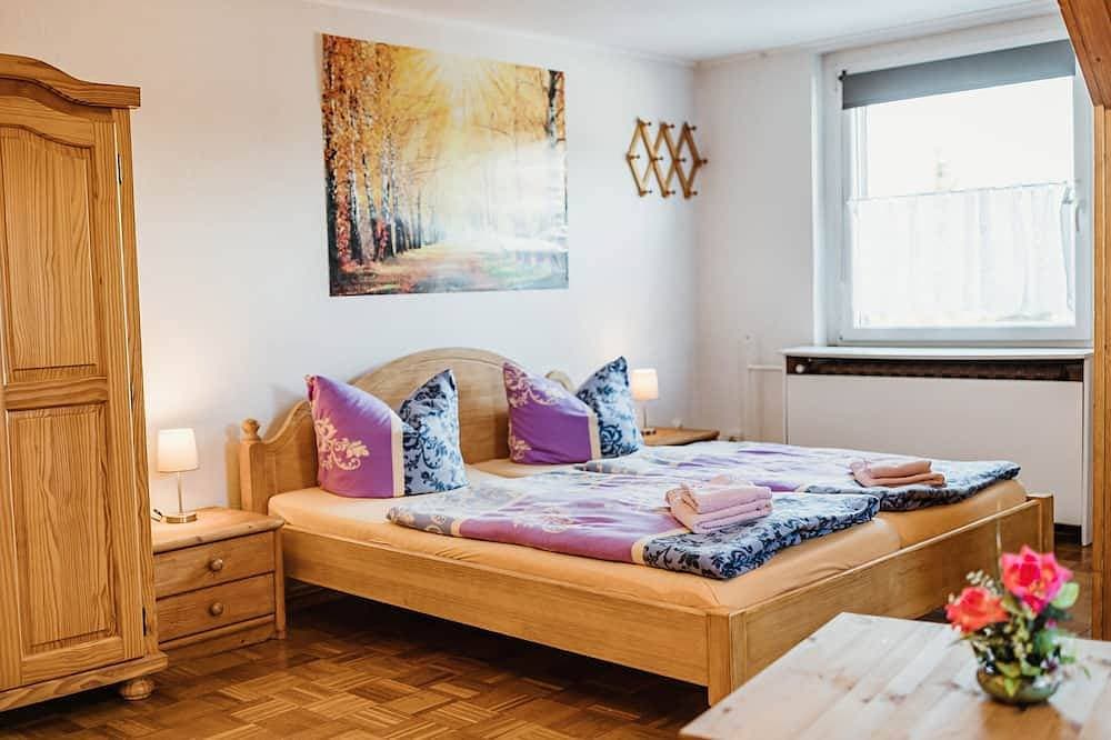 Foto 8 von 17: Zimmer 12 - Rebentisch - Hotel * Ferienwohnungen * Restaurant