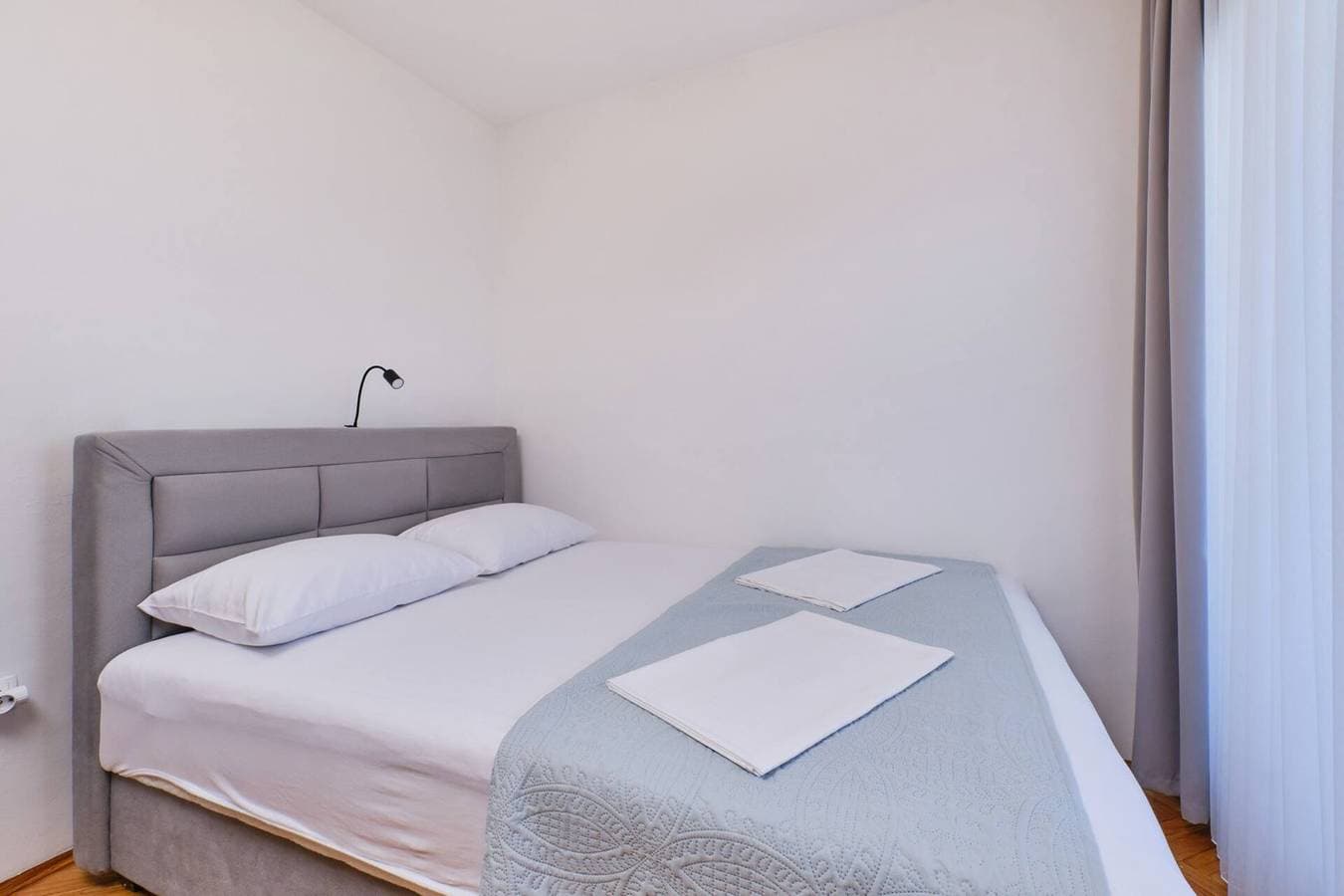 Foto 2 von 12: Das Apartment Billy 1 im ersten Stock bietet Platz für 3 Personen.Es verfügt über ein Schlafzimmer, ein Wohnzimmer, eine Küche, ein Badezimmer mit Dusche und einen Balkon mit Blick auf das Meer.