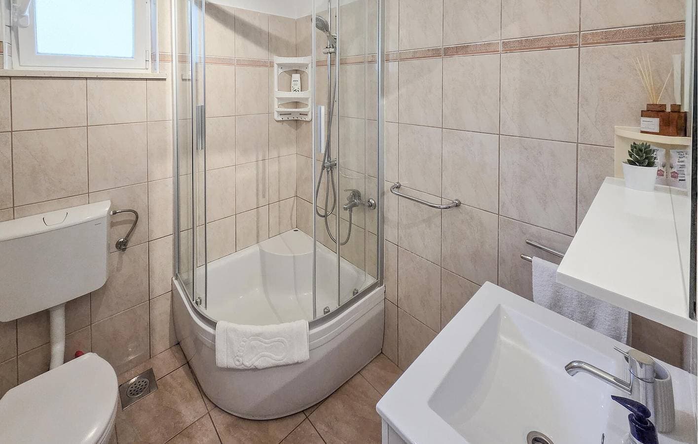 Foto 10 von 11: Charmante 2-Zimmer-Wohnung mit WLAN, Terrasse und Parkplatz in der Nähe des Strandes von Žrnovska Banja