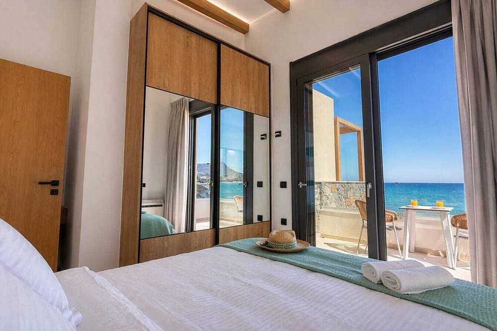Foto 4 von 29: Aqua Vista-Villa Wave seafront villa with  private Jacuzzi, Kalyves Crete