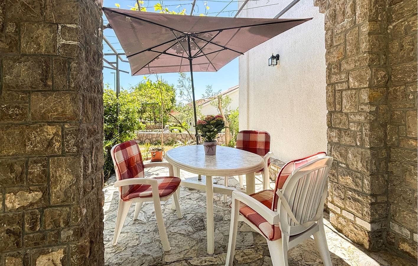 Foto 7 von 19: Gemütliche Ferienwohnung mit Terrasse, WLAN und Parkplatz, 1 km vom Strand von Jert entfernt