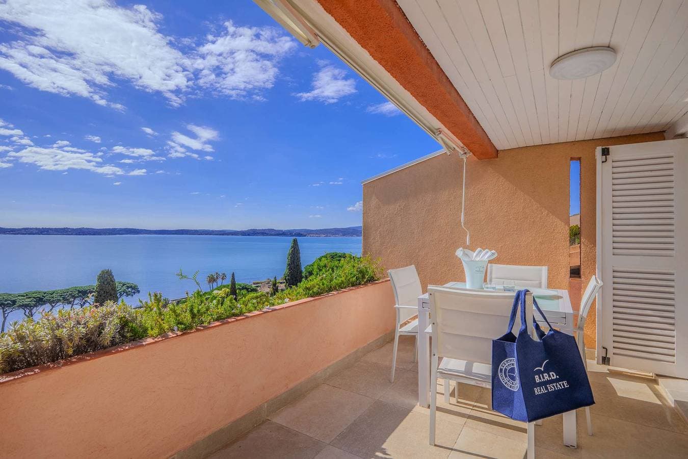 Wohnung in Sainte-Maxime mit Panoramablick aufs Meer, Schwimmbad und privatem Strandzugang 1