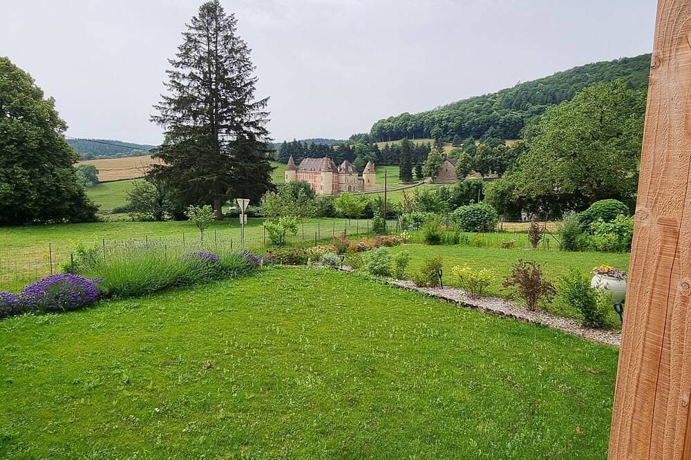 Quiet house in the Morvan with beautiful view of the Château de Ménessaire. 1