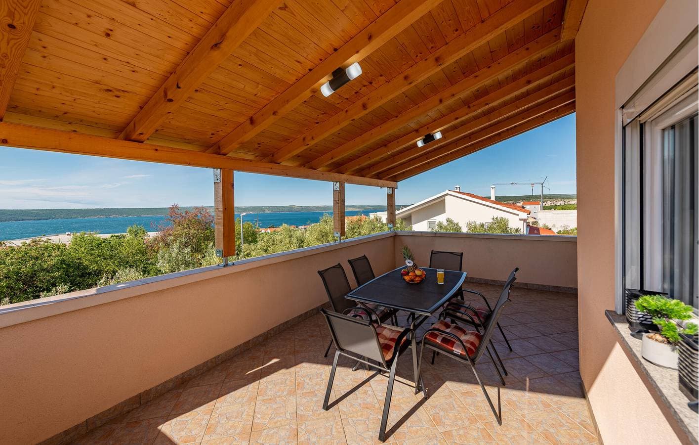 Foto 3 von 29: Urlaub am Meer: Gemütliche Ferienwohnung mit Terrasse und Parkplatz, 2,5 km von Novigradsko More entfernt