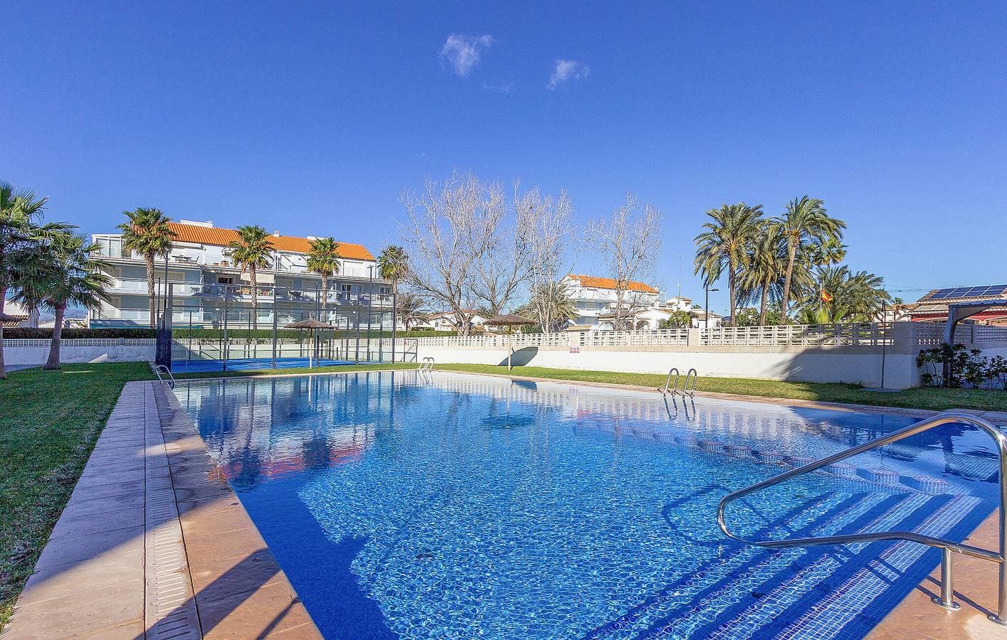 Foto 9 von 21: Luxus-Wohnung mit Pool, Terrasse und Internet, in der Nähe von Les Bovetes Strand