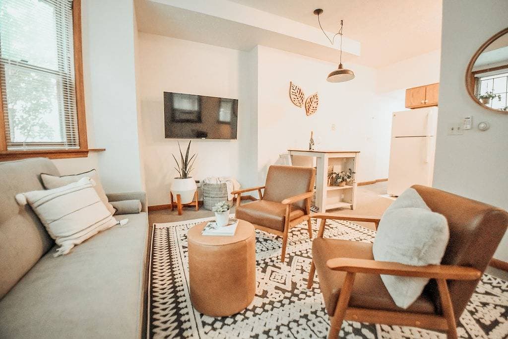 Foto 2 von 11: Completely remodeled 2 bedroom apartment in Portland's West End