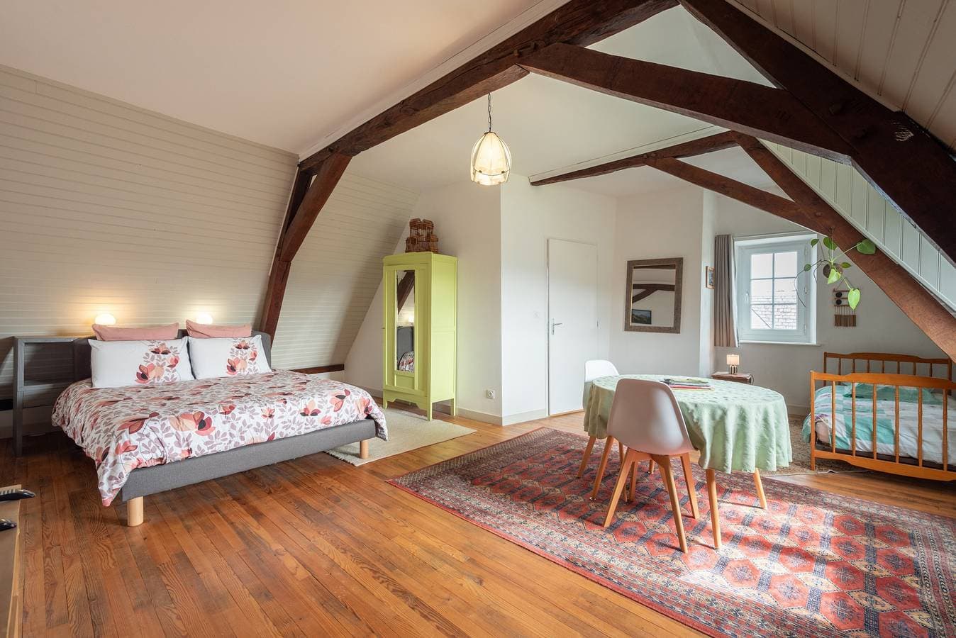 Foto 2 von 26: Gästezimmer 'Chambre Marie-Jo' mit Bergblick, gemeinsamer Terrasse und WLAN