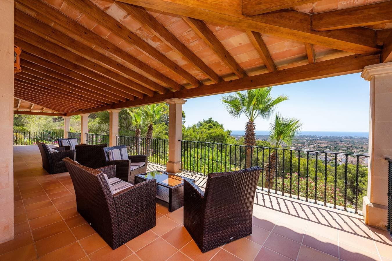 Foto 3 von 31: Villa „Es Puig“ mit Berg- und Meerblick, Balkon, Terrassen, Garten und Pool