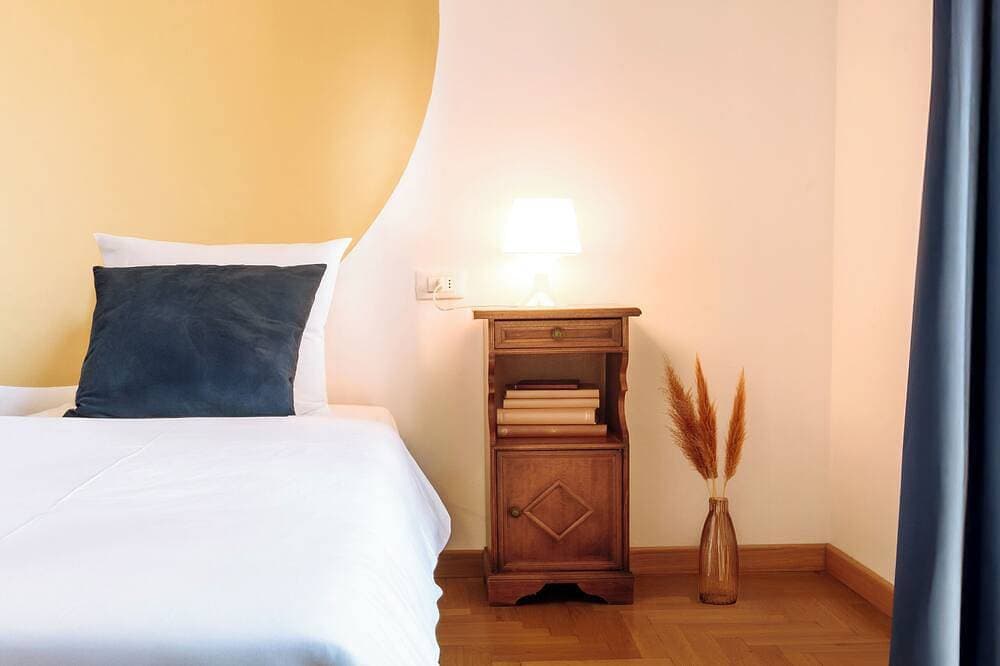 Foto 3 von 30: Modern villa with private pool and panoramic vineyard views in Piemonte.