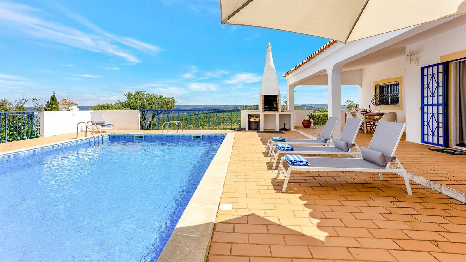 Foto 4 von 32: Villa für 6 Personen mit Terrasse