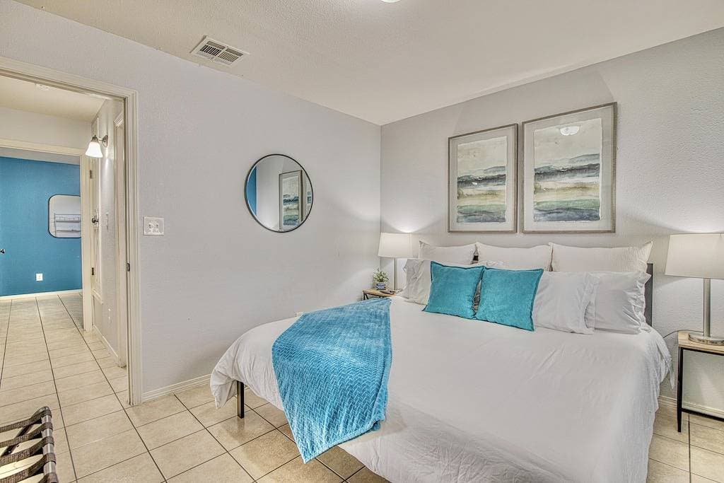 Foto 5 von 19: ✨ By Fort Bliss: 2 King Beds, Fast WIFI, Full Bath, Laundry
