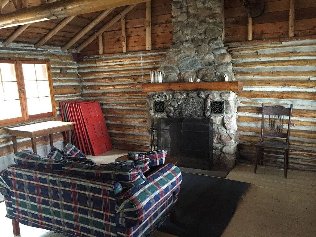 Foto 2 von 13: Rustikales authentisches Michigan-Blockhaus