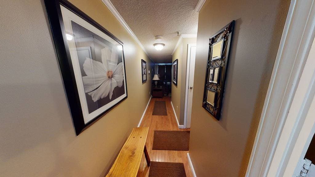Foto 3 von 9: 1st Floor -  Bedroom + Sleeper Sofa, 1 Bath with Mountain Views & Ski In/Ski Out