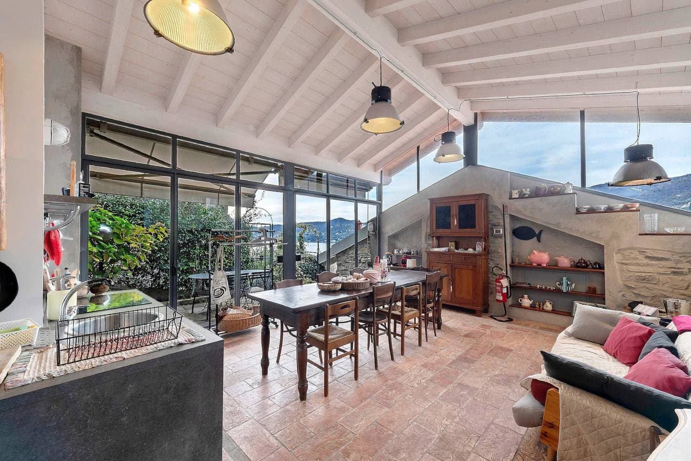 Foto 3 von 42: Ferienwohnung 'Loft e Veranda sul Lago di Como' mit Seeblick, WLAN und Klimaanlage