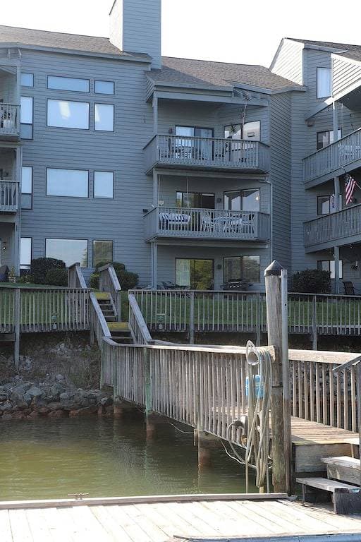 Foto 6 von 44: Charming Lakefront Condo at Bernard's Landing, only steps from the shore!