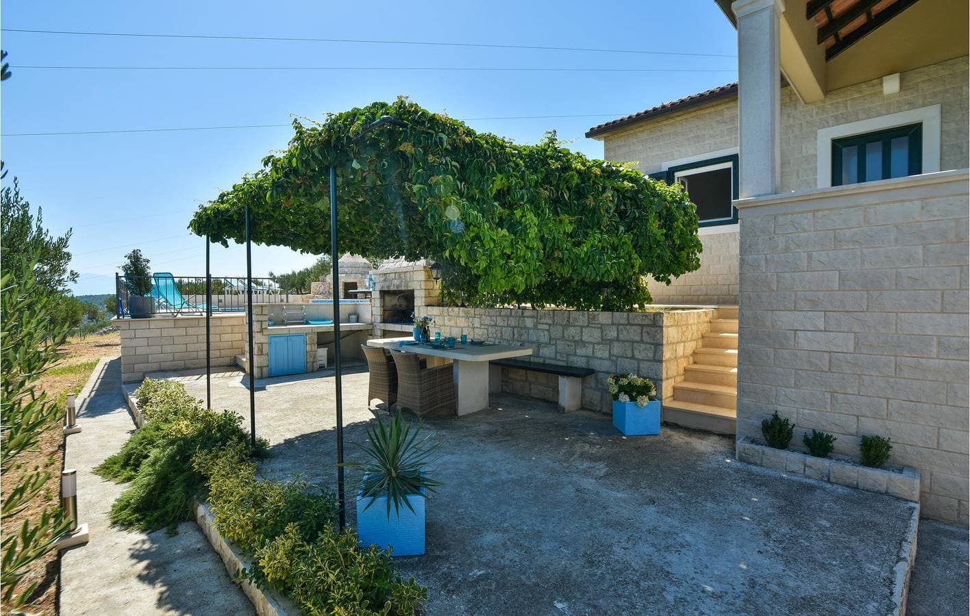 Foto 13 von 40: Gemütliche 75 m² große Ferienwohnung mit Pool, Terrasse und WLAN – 1 km vom Strand entfernt