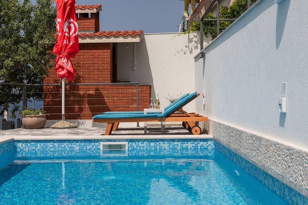 2-Zimmer-Ferienwohnung mit Pool am Strand Zavode, Omis 1