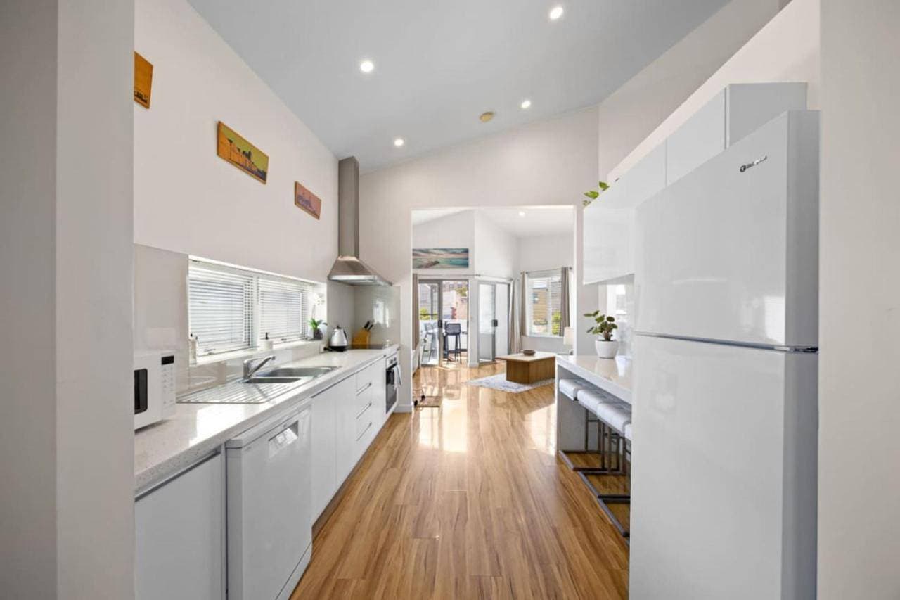 The Lookout, Modern Fremantle Apartment with View 1