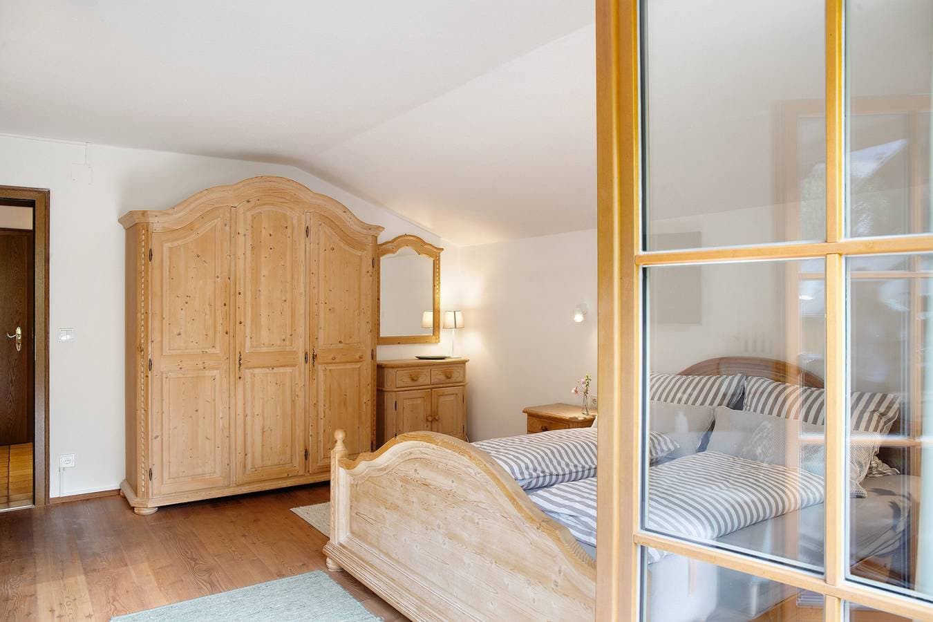 Foto 9 von 29: Einzimmerapartment 'Alpspitznest' mit Bergblick, Balkon und Wi-Fi