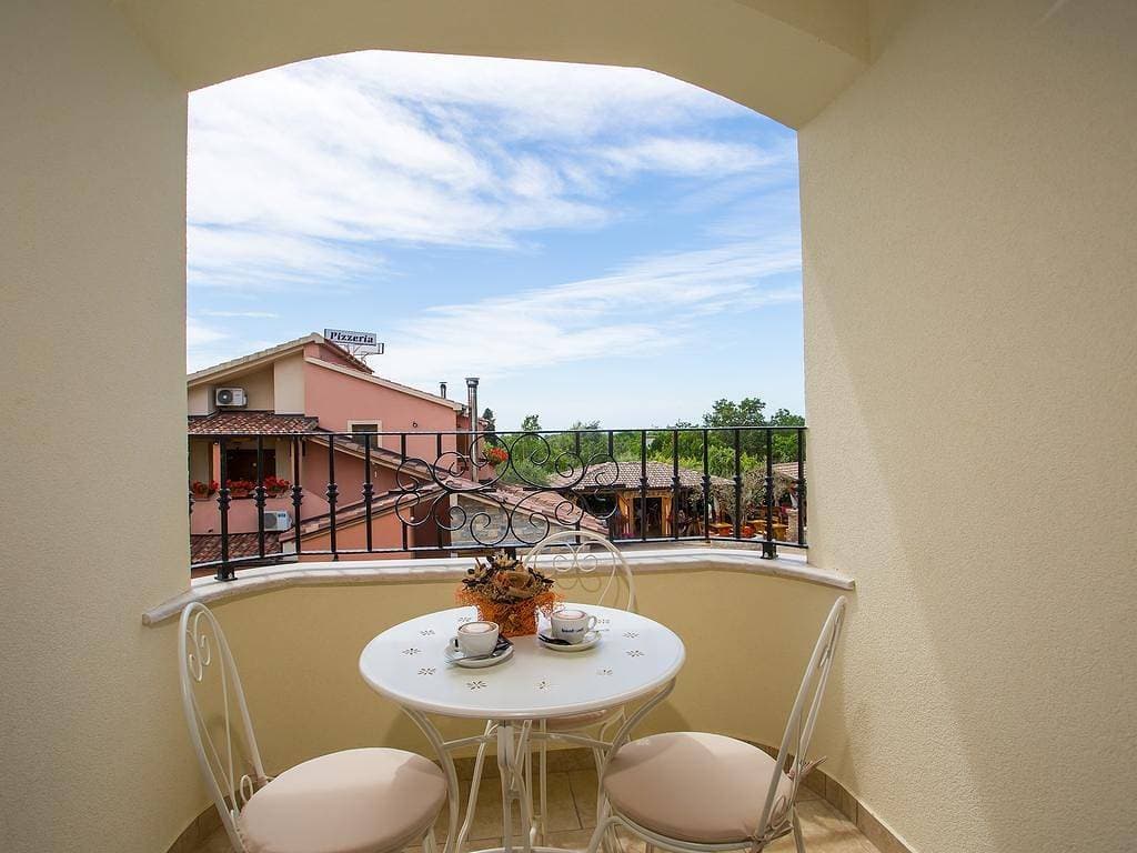 Foto 9 von 13: Neue und moderne voll ausgestattete Wohnung in einer Villa mit Pool in der Nähe von Porec, alle Zimmer klimatisiert