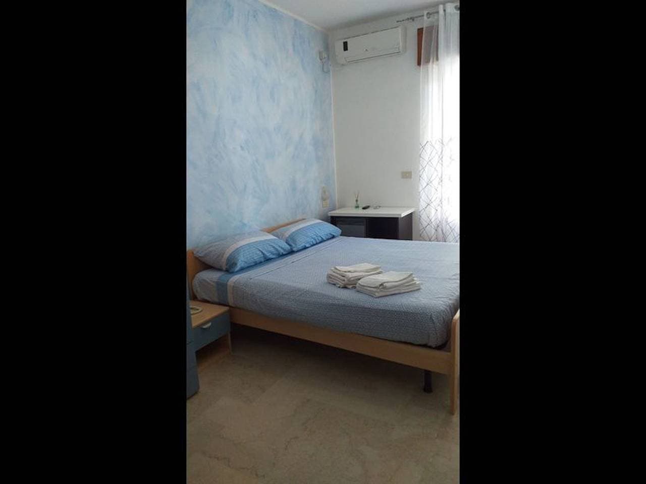 Foto 10 von 15: Geräumiges Doppelzimmer nur einen Steinwurf vom Meer entfernt # 1