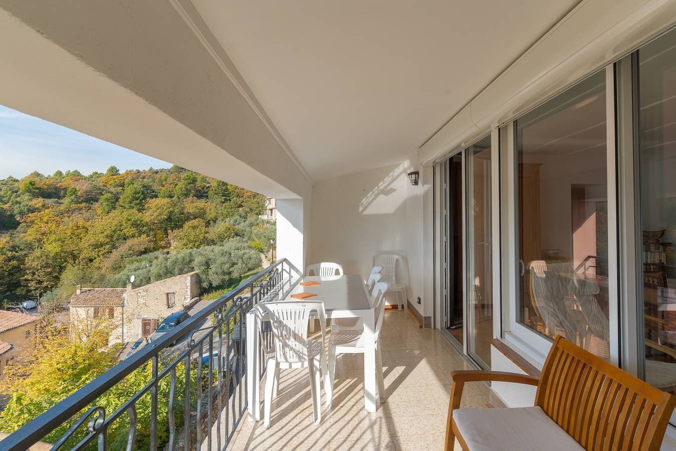 Foto 4 von 20: Appartement „T2 L’Amourié 1. Etage“ mit überdachter Terrasse und Seeblick