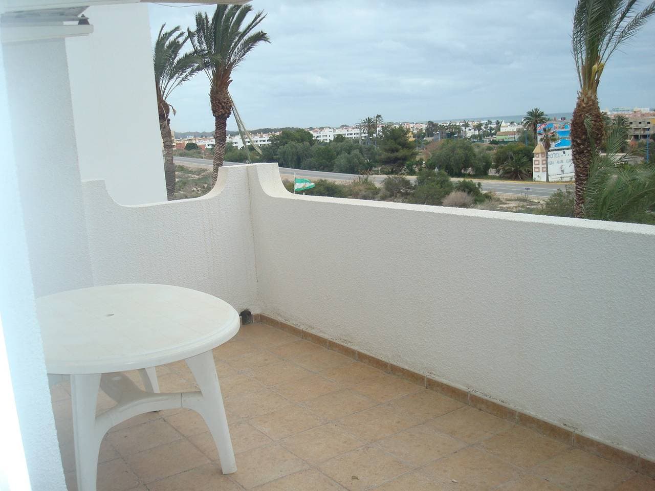 Wohnung im Erdgeschoss, mit großer Terrasse, zwei Schlafzimmer, Klimaanlage und 1