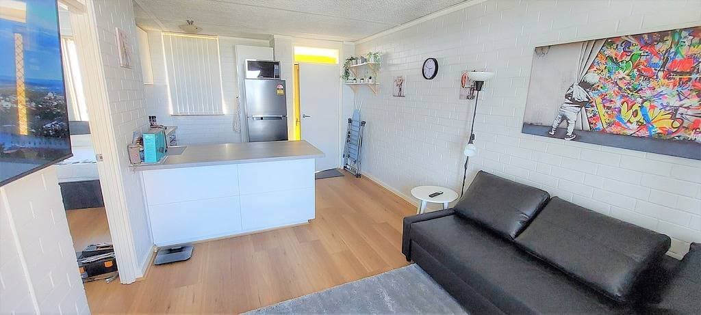 Sky High on Arundel Apartment - 4 minutes walk from the Fremantle Markets 1