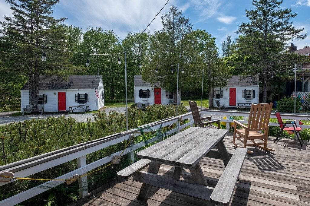 Foto 11 von 28: 18 Acadia Lodge King Bed AC Open Hearth Inn